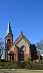 Fototapeta na wymiar Kirche im Frühling in der Stadt Rothenburg am Fluss Wümme, Niedersachsen