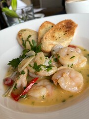 Shrimps cooked with sauce and crispbread