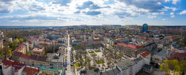 Panoramiczny widok z lotu ptaka na miasto Gorzów Wielkopolski i popularny plac 