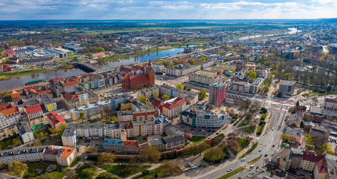 Panoramiczny widok z lotu ptaka na centrum miasta Gorz&oacute;w Wielkopolski, w tle katedra i most staromiejski.