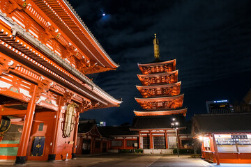 東京都 夜の浅草寺 五重塔と宝蔵門