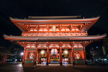 Fototapeta na wymiar 東京都 夜の浅草寺 宝蔵門