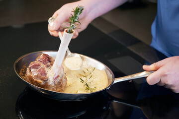 Cuisson souris d'agneau &agrave; la po&ecirc;le, arrosage au beurre