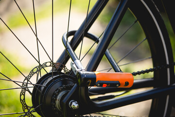Un cadenas attaché à un vélo pour éviter le vol de son vélo. - obrazy, fototapety, plakaty