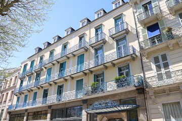 Fototapeta na wymiar Immeuble typique de Vichy, vu de l'extérieur, ville de Vichy, département de l'Allier, France