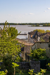 Vue sur la Dordogne depuis les ruelles de Bourg (Nouvelle-Aquitaine, France)