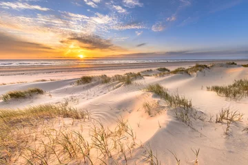 Papier Peint photo Lavable Mer du Nord, Pays-Bas Coucher de soleil coloré sur la plage et les dunes