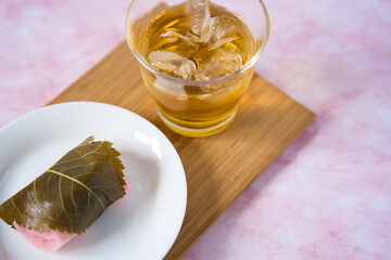 桜餅と冷たい棒ほうじ茶