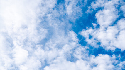 Obraz premium Beautiful blue sky background, white clouds.