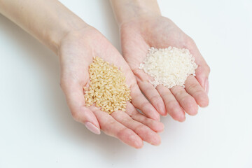 白米と玄米を持つ手元