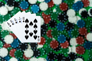 Royal Flush, poker królewski na tle rozrzuconych żetonów. miejsce do edycji. Tło dla tekstu i projektu.