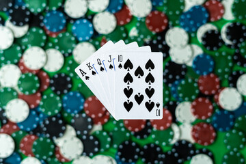Royal Flush, poker królewski na tle rozrzuconych żetonów. Tło dla tekstu i projektu. - obrazy, fototapety, plakaty