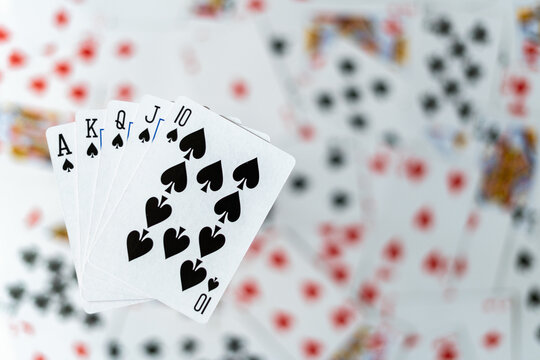 Royal Flush, poker królewski na tle rozrzuconych kart. Tło dla tekstu i projektu.