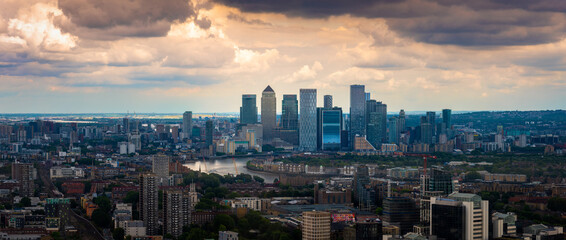 London city skyline, looking towards Docklands and Canary Wharf - obrazy, fototapety, plakaty