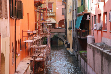Fototapeta na wymiar Il canale delle Moline nel centro di Bologna, Italia.