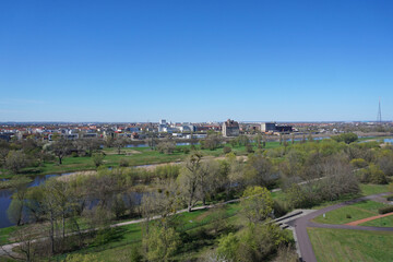 Aussicht auf einen Teil von Magdeburg vom Jahrtausendturm im Elbauenpark