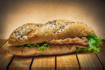 Sándwich de milanesa sobre una mesa de madera 