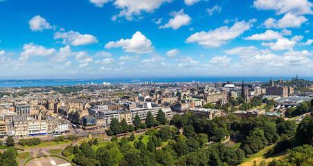 Fototapeta premium Panoramic view of Edinburgh, Scotland