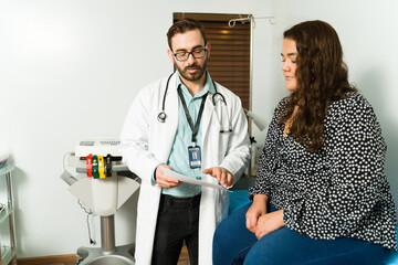 Doctor giving a medical prescription to a woman - obrazy, fototapety, plakaty