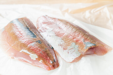 三枚におろしたイナダ