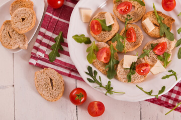 Friselle with cherry tomatoes and arugula.