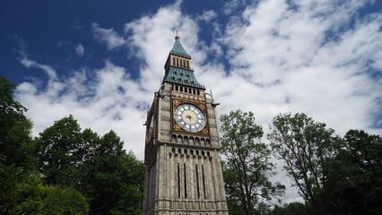 Fototapeta na wymiar Big Ben, niebo, chmury, zegar