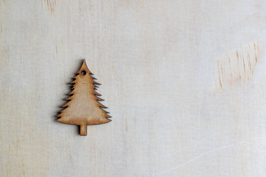 detalle de figura de pino peque&ntilde;o  de MDF cortada con l&aacute;ser sobre base de madera con espacio para texto