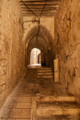 Pasaż wśród ścian ze schodami na starym mieście w Akka w Izraelu.