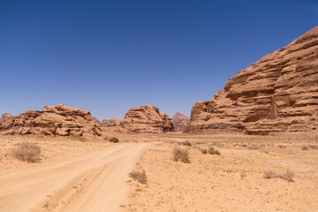 Widok z pustyni Wadi Rum w Jordania. Pustynia, wzgórza z czerwonego piaskowca i błękitne niebo. - obrazy, fototapety, plakaty