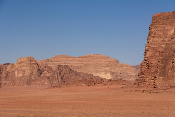 Widok z pustyni Wadi Rum w Jordania. Pustynia, wzgórza z czerwonego piaskowca i błękitne niebo.