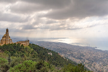 Widok na Bejrut z Harisy przy zachmurzonym niebie.