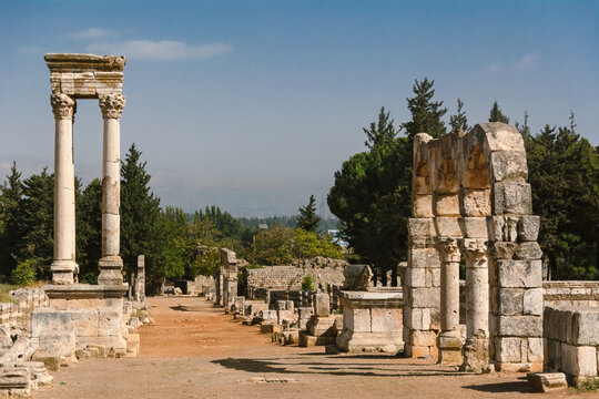 Ulica w antycznym mieście Andżar w Libanie z  ruinami budynk&oacute;w. 