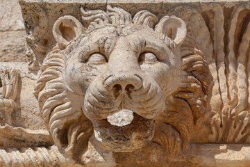 Antyczna rzeźba lwa w ruinach rzymskiego miasta Baalbek w Libanie. © PIOTR