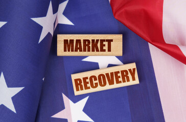 Naklejka premium On the US flag, wooden blocks with the inscription - market recovery