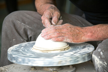 도자기를 빚는 사람의 손