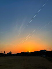 Obraz premium 夕暮れ時の飛行機雲