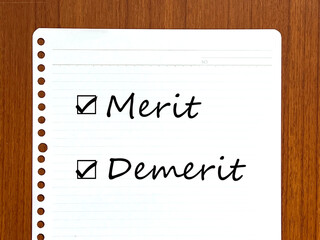 MeritとDemeritの文字入りリングノート_木目背景