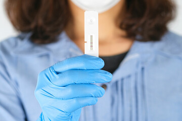 woman doctor holding a coronavirus (COVID-19) antigen test kit, tested positive for COVID-19 © Media 