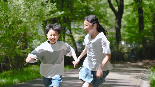 自然の中を走るアジア人の子供