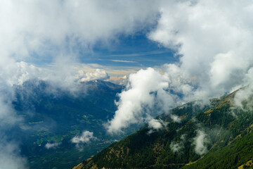 Aussicht von einem Berg auf Wolken und das Tal; Südtirol, Italien