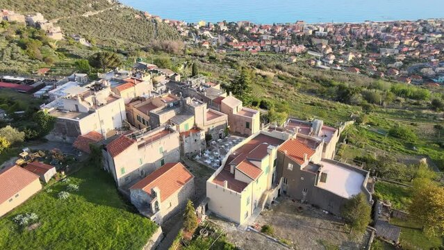 Verezzi, una delle perle della Liguria di Ponente, panoramica aerea sul paese. Parte 1