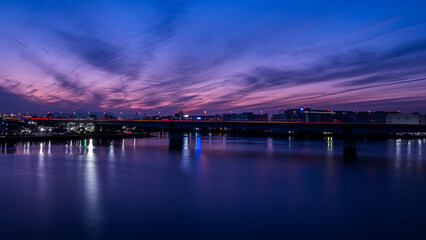 まだ空が赤い時間帯の運河の夜景