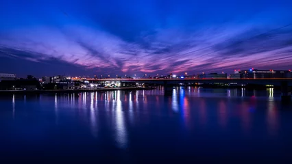 Tuinposter まだ空が赤い時間帯の運河の夜景 © 弘晃 池下