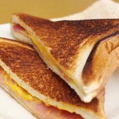 薄切りハムとチーズのホットサンドイッチ