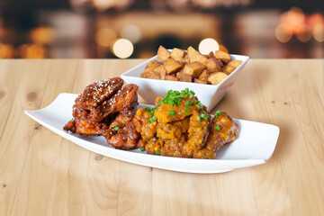 línea de alitas de pollo empapadas en diferentes salsas