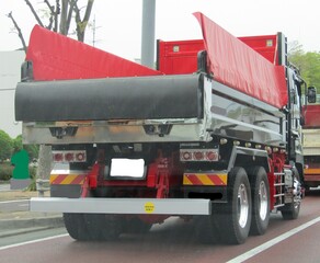 町中を走行する大型ダンプカー
