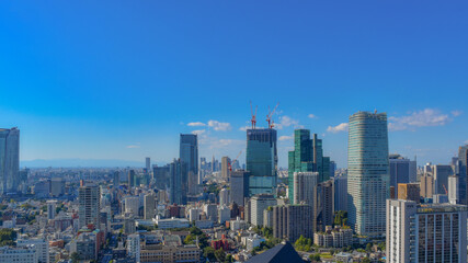 Fototapeta na wymiar 青空と建物の都市風景素材　ビジネスイメージ　日本　東京都六本木　眺望　超高層ビル群