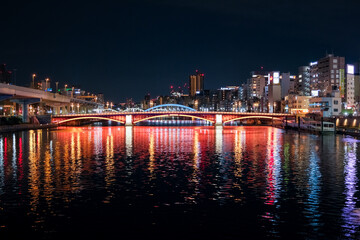 Fototapeta na wymiar 東京都 隅田川に架かる吾妻橋の夜景