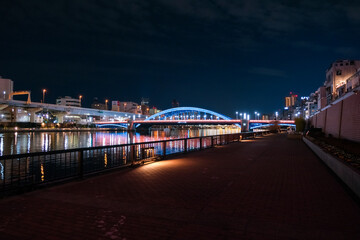 東京都 夜の隅田川テラスとライトアップされた駒形橋