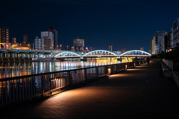 東京都 夜の隅田川テラスとライトアップされた厩橋